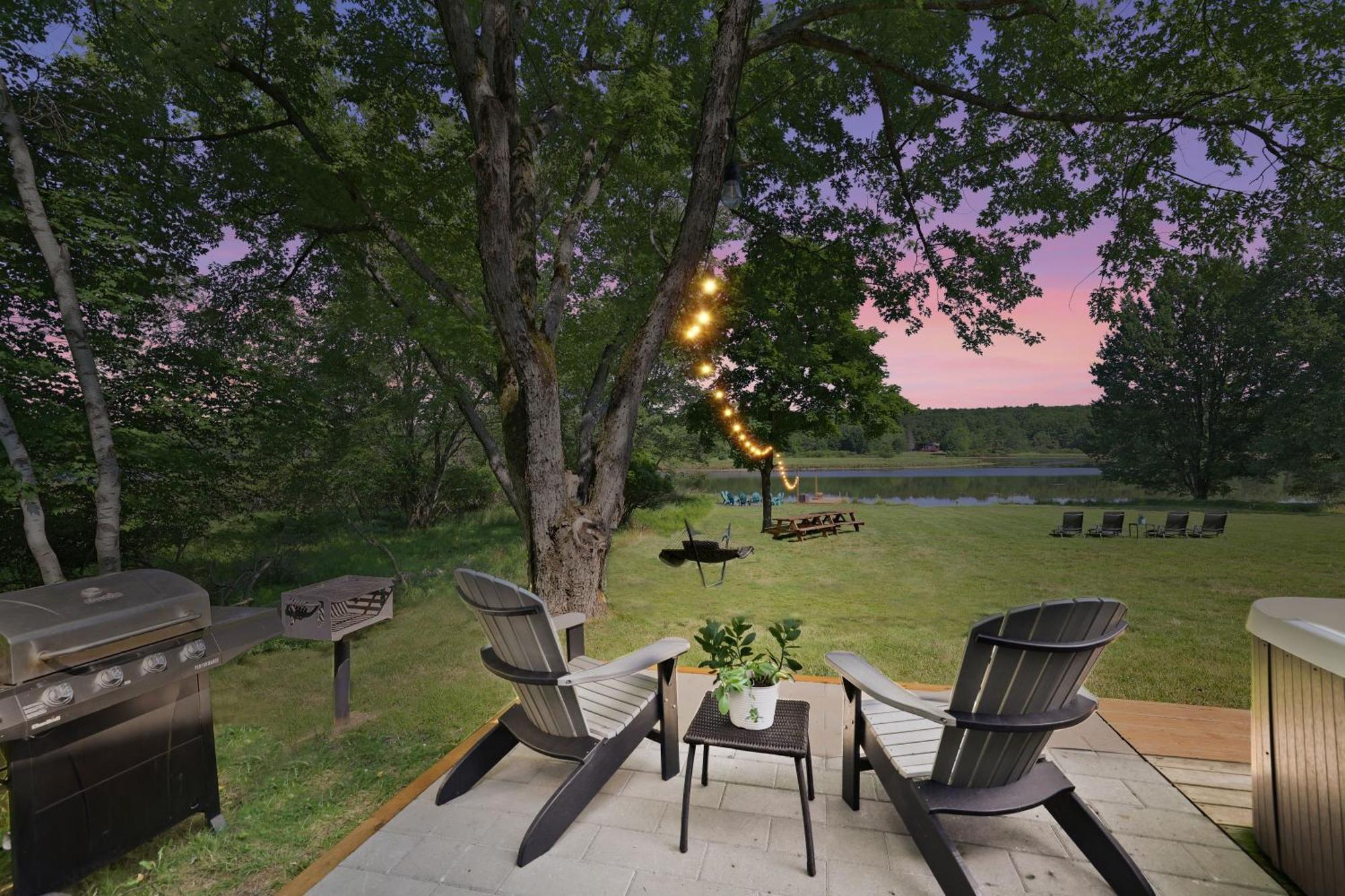 Poconos Brand New Lakefront Oasis 1 Acre, Hottub Gameroom Firepits Talk About Privacy Albrightsville Exterior photo