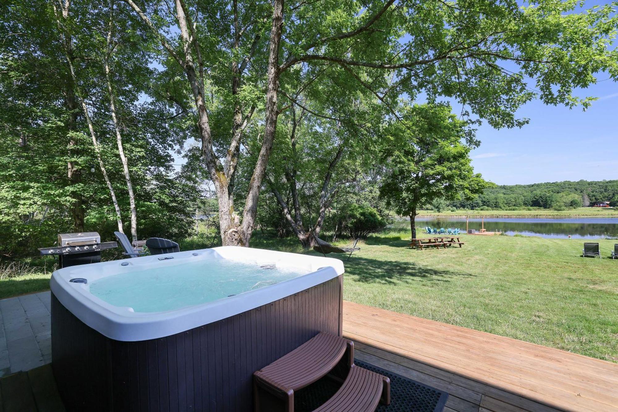 Poconos Brand New Lakefront Oasis 1 Acre, Hottub Gameroom Firepits Talk About Privacy Albrightsville Exterior photo