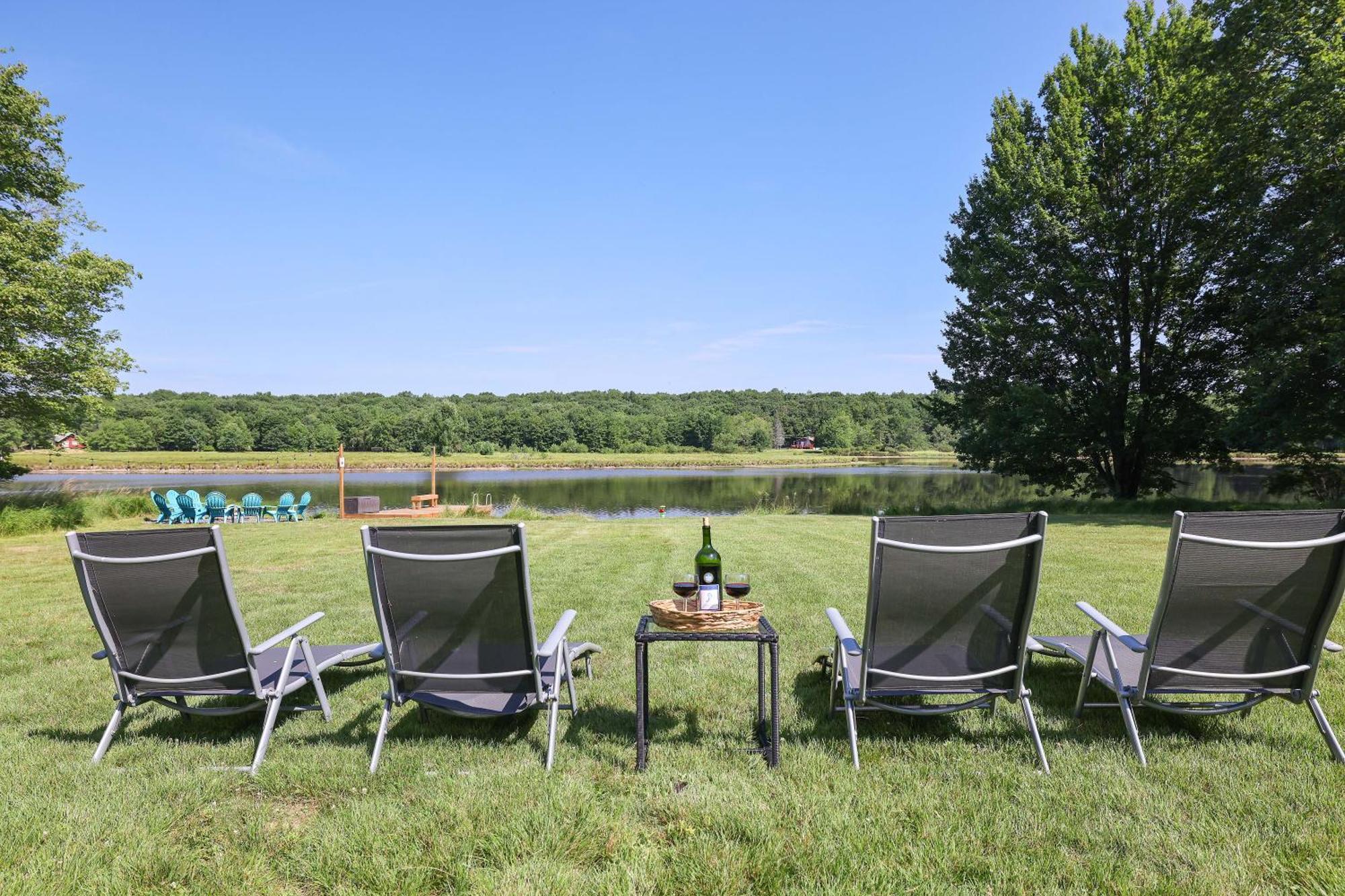 Poconos Brand New Lakefront Oasis 1 Acre, Hottub Gameroom Firepits Talk About Privacy Albrightsville Exterior photo
